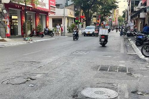 Đường Trương Định: Nguy hiểm từ những nắp hố ga dày đặc