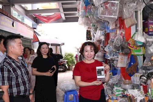 Chợ truyền thống trong cuộc đua chuyển đổi số: Làm gì để không mất khách?