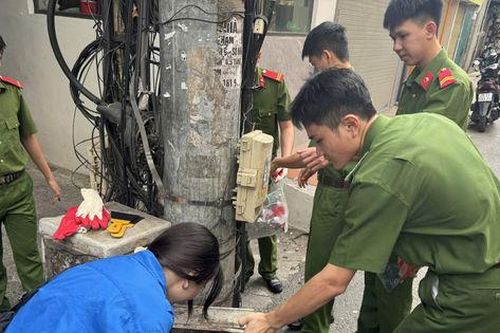 Tuổi trẻ phường Văn Miếu - Quốc Tử Giám ra quân bóc xóa quảng cáo rao vặt trái phép