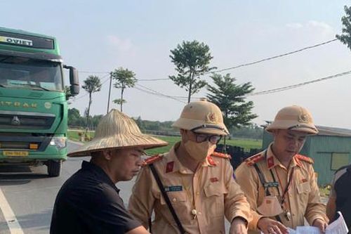 Cảnh sát giao thông Hà Nội xử phạt nhiều tài xế làm rơi vãi chất thải
