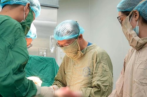 Ca mổ lấy thai đặc biệt ở sản phụ ung thư vú di căn nhiều vị trí