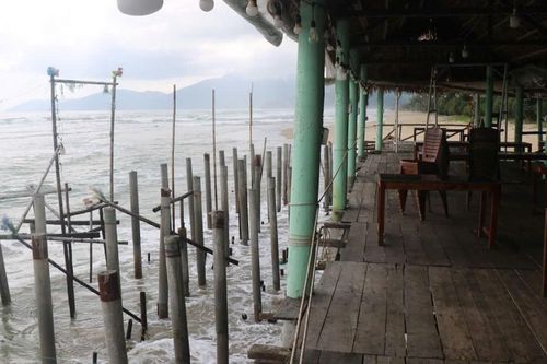 Cận cảnh hàng quán lấn chiếm bờ biển vịnh Lăng Cô trong thời gian tháo dỡ