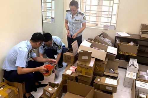 Tiêu hủy hơn 1.000 sản phẩm mỹ phẩm, kem nền, phấn má hồng không rõ nguồn gốc