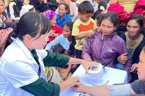 Hơn 1.000 người dân Việt - Lào vùng biên được khám, phát thuốc miễn phí