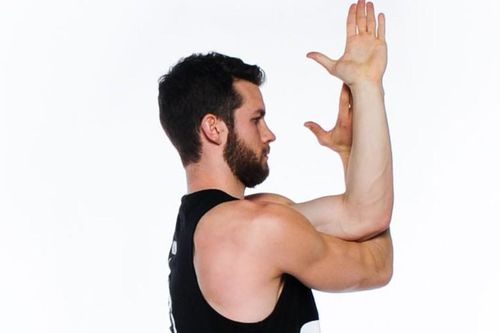 5 tư thế yoga đứng có thể thực hiện mọi lúc, mọi nơi