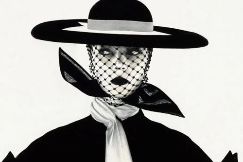 Câu chuyện thú vị đằng sau những bức ảnh huyền thoại của giới thời trang