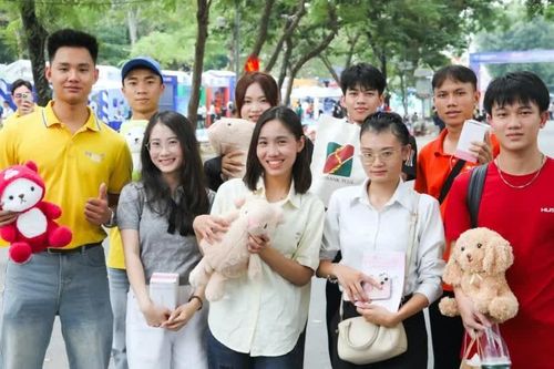 Sóng Festival 2026: Gen Z háo hức trẩy hội, hàng nghìn phần quà trao tay