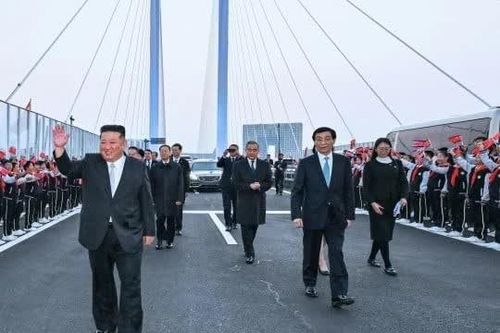 Nhà lãnh đạo Kim Jong-un bất ngờ tới Trung Quốc qua cây cầu mới khánh thành