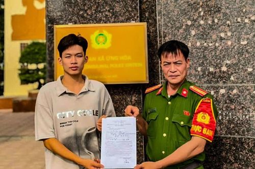 Chàng sinh viên năm thứ nhất rời giảng đường tình nguyện tham gia nghĩa vụ Công an nhân dân