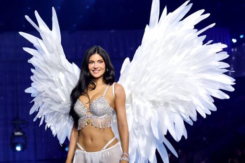 Áo 50 triệu USD của Victoria's Secret về đâu sau show diễn?