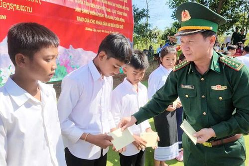 Vun đắp tình đoàn kết Việt - Lào nơi biên giới