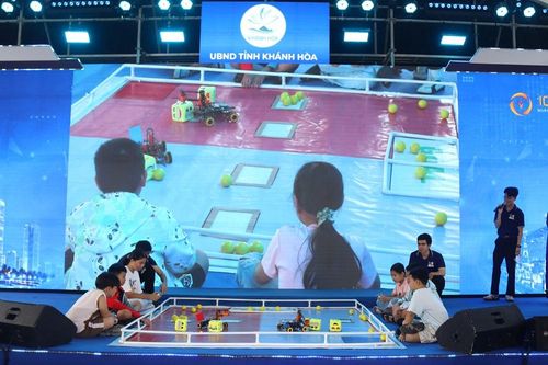 Học sinh khám phá Robotics trong Ngày hội Công nghệ số tỉnh Khánh Hòa