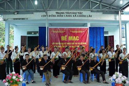 Khổng Lào truyền dạy chế tác và sử dụng đàn tính dân tộc Thái