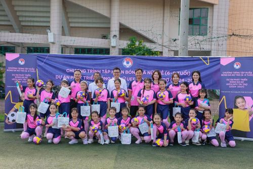 32 hướng dẫn viên hoàn thành khóa đào tạo bóng đá cộng đồng Magic Moves 2026