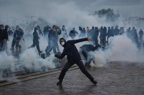 Pháp: Bạo lực bùng phát trong các cuộc biểu tình ở Paris và Marseille