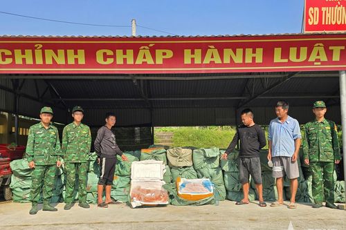 Bộ đội Biên phòng TP Quảng Ninh bắt giữ hơn 6 tấn thực phẩm không rõ nguồn gốc
