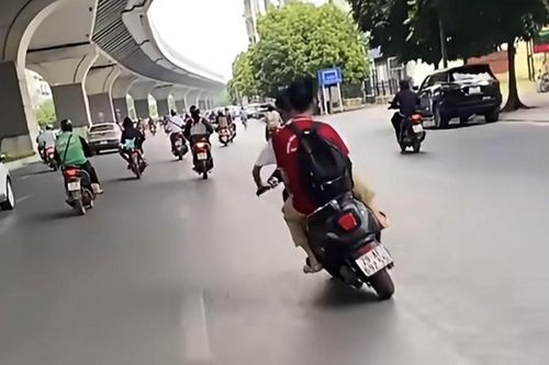 Hà Nội: Hai học sinh lạng lách 'chóng mặt' trên đường, phụ huynh bị phạt 9 triệu đồng