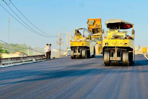 Thảm nhựa và thông xe cầu vượt đường sắt thuộc dự án Quốc lộ 14E