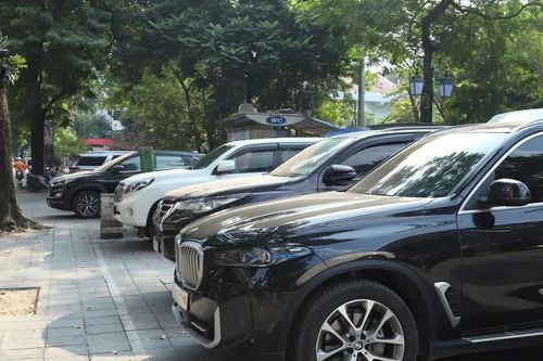 Giá gửi ô tô tăng, người dân nội đô Hà Nội xoay sở tìm chỗ đỗ xe