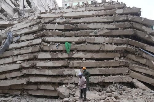 Hiện trường sập nhà cao tầng ở thủ đô Kenya, nhiều người mắc kẹt