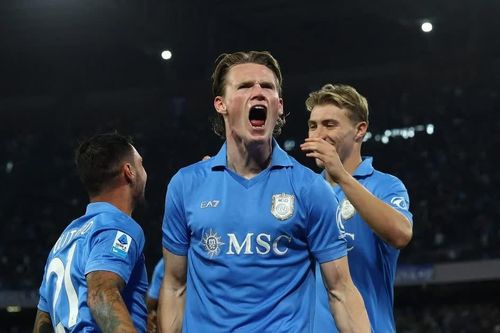 Roma níu chân Napoli, Lazio chiếm đỉnh Serie A