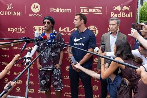 Ronaldinho tái xuất khó tin ở tuổi 46