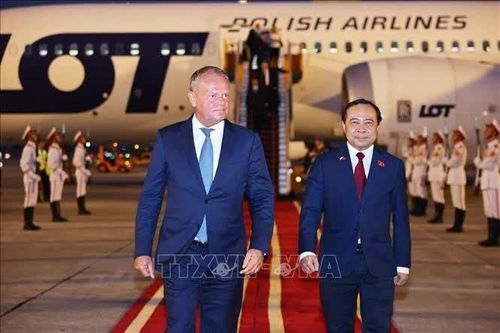 Thủ tướng Ba Lan Donald Tusk đến Hà Nội, thăm chính thức Việt Nam