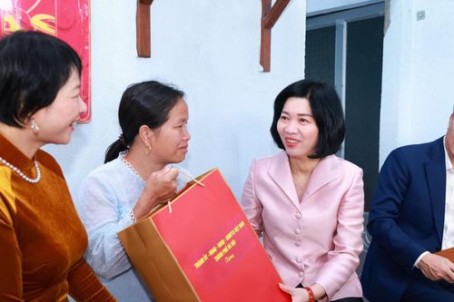 Chủ tịch HĐND TP Hà Nội Phùng Thị Hồng Hà tặng quà các gia đình khó khăn tại tỉnh Lâm Đồng