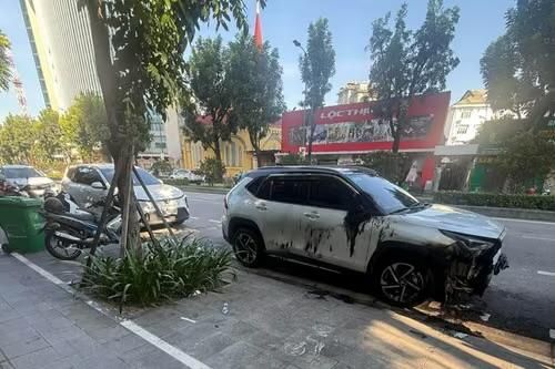Xác định nghi phạm đốt ô tô trên đường phố ở Huế