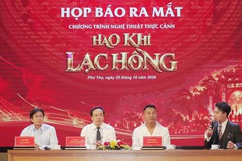 'Hào khí Lạc Hồng' tái hiện huyền sử dân tộc trên sân khấu thực cảnh tại Đền Hùng