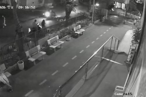 Từ Liêm (Hà Nội): Người phụ nữ bị lừa mất điện thoại khi giúp đỡ người lạ