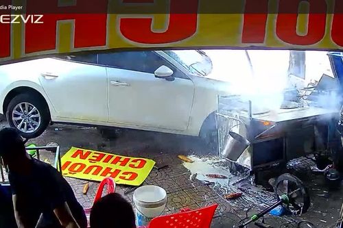 Ô tô lao vào nhà dân, 3 người bán bánh vỉa hè thoát chết trong gang tấc