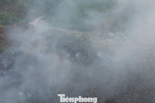 Bãi rác âm ỉ cháy gần một tháng, người dân Thái Nguyên khổ sở vì khói độc