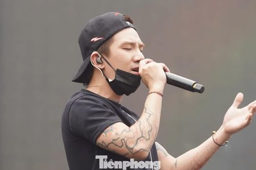 Fan đội nắng chờ CoolKid tổng duyệt Fest 'Chạm Việt Nam' 2