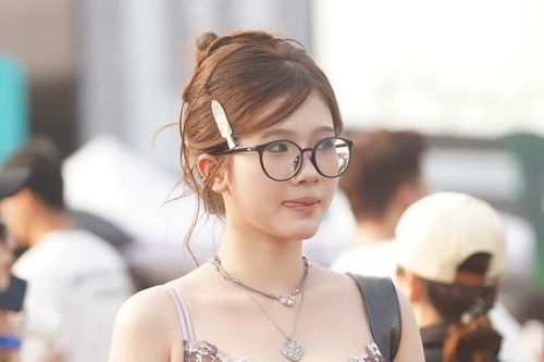 Chưa bao giờ thấy giới trẻ đến Mỹ Đình mặc đỉnh đến vậy