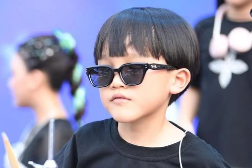 Bám rào để xem 'Em bé Chất', Ali Thục Phương