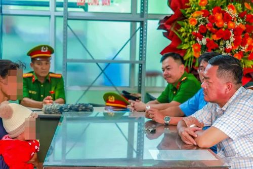 Người phụ nữ bế con riêng của người tình ăn xin trên phố
