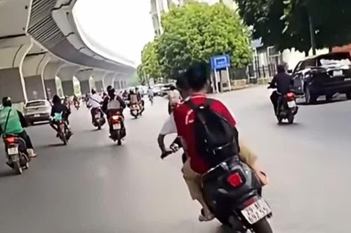 Con đi xe máy điện 'làm xiếc' trên đường, mẹ bị phạt 9 triệu