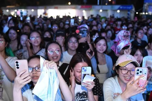Gần 10.000 người đứng ngồi không yên ở Chạm Việt Nam 2