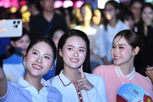 25 cô gái Hoa hậu Việt Nam hát, nhún nhảy ở 'Chạm Việt Nam 2'