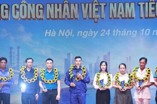 10 tấm gương xuất sắc tiêu biểu khơi nguồn cho hàng vạn thành tích sáng kiến mới