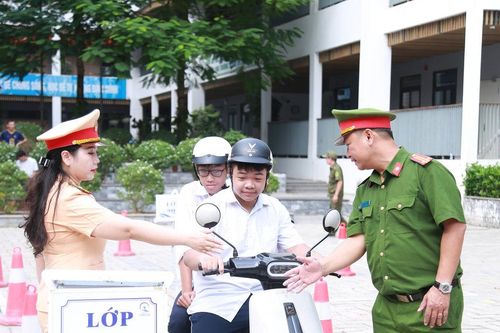 Tuyên truyền pháp luật về giao thông cho gần 1.000 học sinh, người dân
