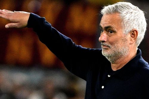 Mourinho gặp lại Barca: 30 năm từ yêu đến 'kẻ thù số 1'