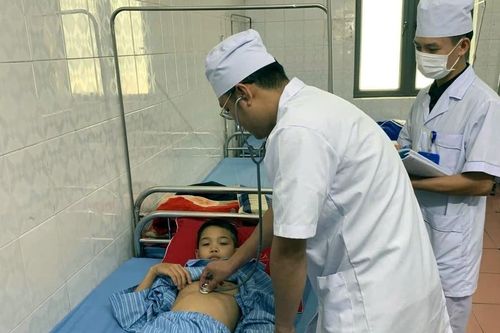 Bác sĩ Việt học tiếng Lào, chữa bệnh cho người dân vượt 200km tìm đến