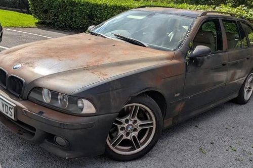 BMW 5-Series cổ động cơ V8 không hề xuống cấp như vẻ ngoài dán decal giả rỉ sét