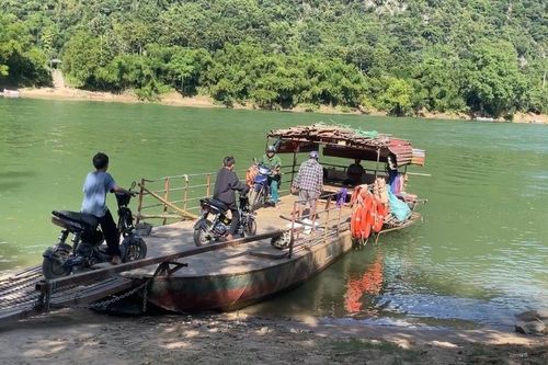 Cuộc sống cách trở của người dân ở 'ốc đảo' nằm biệt lập bên sông Mã