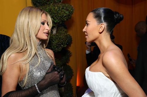 Người mẫu Kim Kardashian và Paris Hilton bất ngờ vướng tin rạn nứt tình bạn