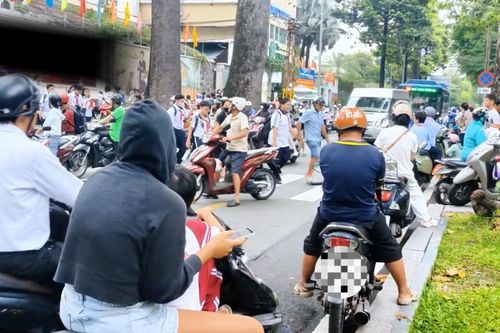 Lập lại trật tự giao thông trước cổng trường: Không thể chỉ trông chờ vào xử phạt