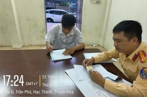 Tịch thu phương tiện của nam thanh niên đi xe máy bốc đầu