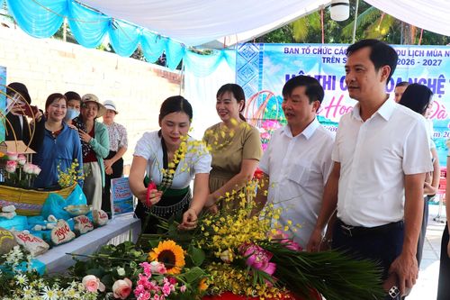 Hội thi cắm hoa nghệ thuật Sắc hoa bên dòng Đà Giang